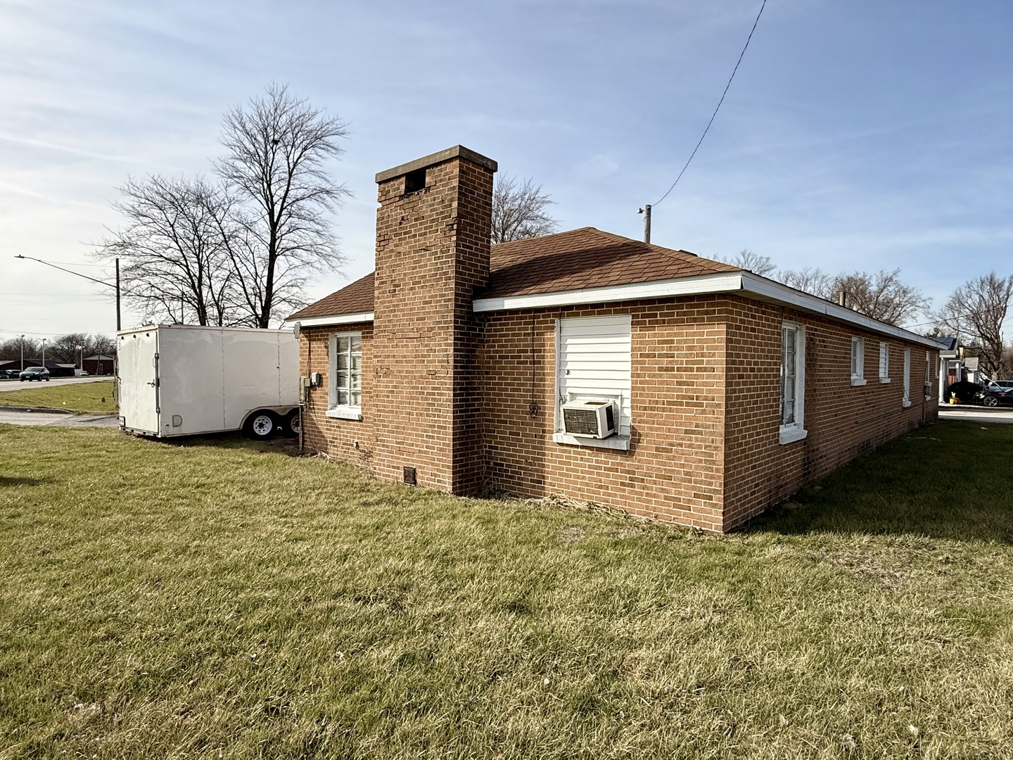 901 Highway 10 Clinton, IL 61727 - Photo 16 of 16 a front view of a house with a yard