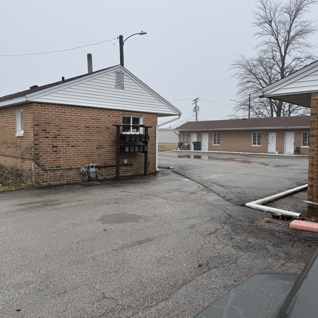 901 Highway 10 Clinton, IL 61727 - Photo 2 of 10