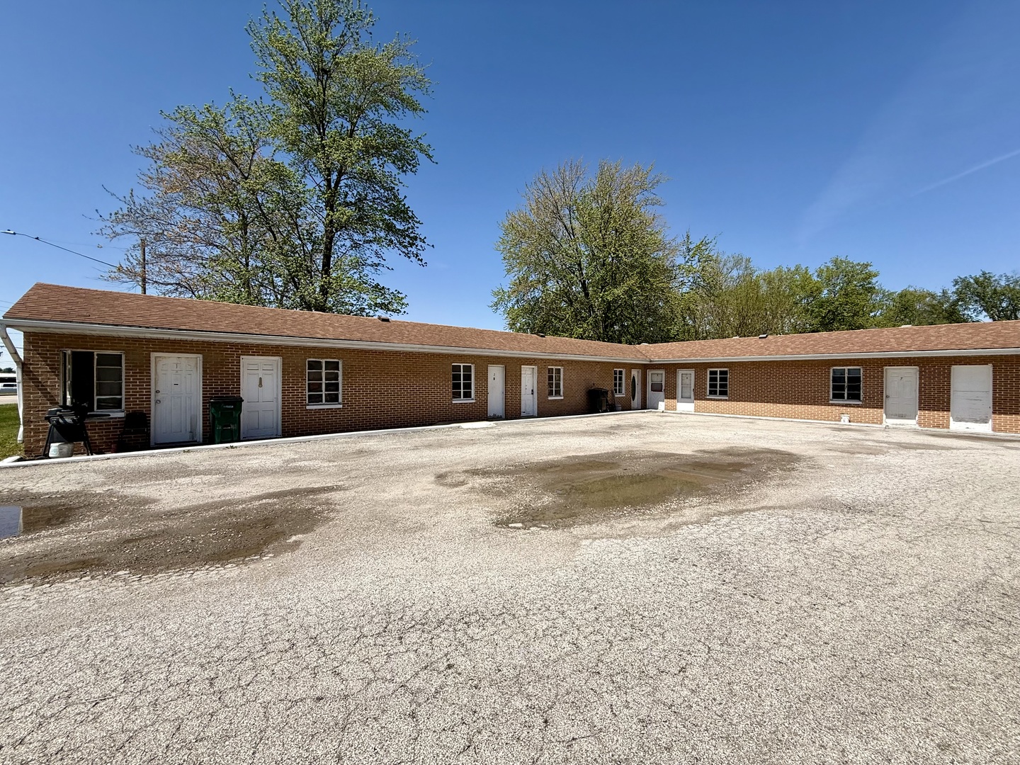 901 Highway 10 Clinton, IL 61727 - Photo 4 of 16 a front view of a house with a yard