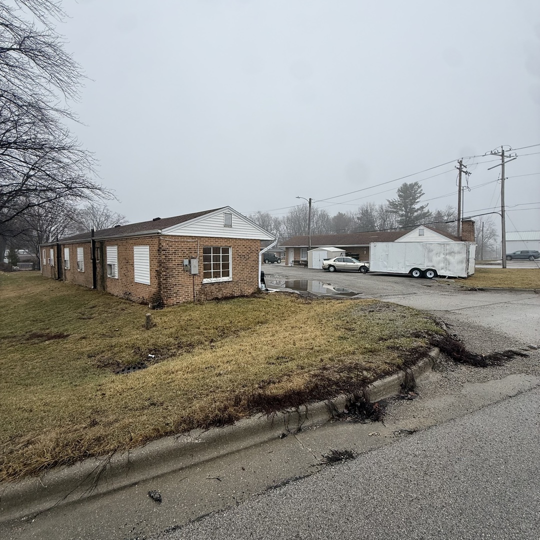 901 Highway 10 Clinton, IL 61727 - Photo 5 of 10