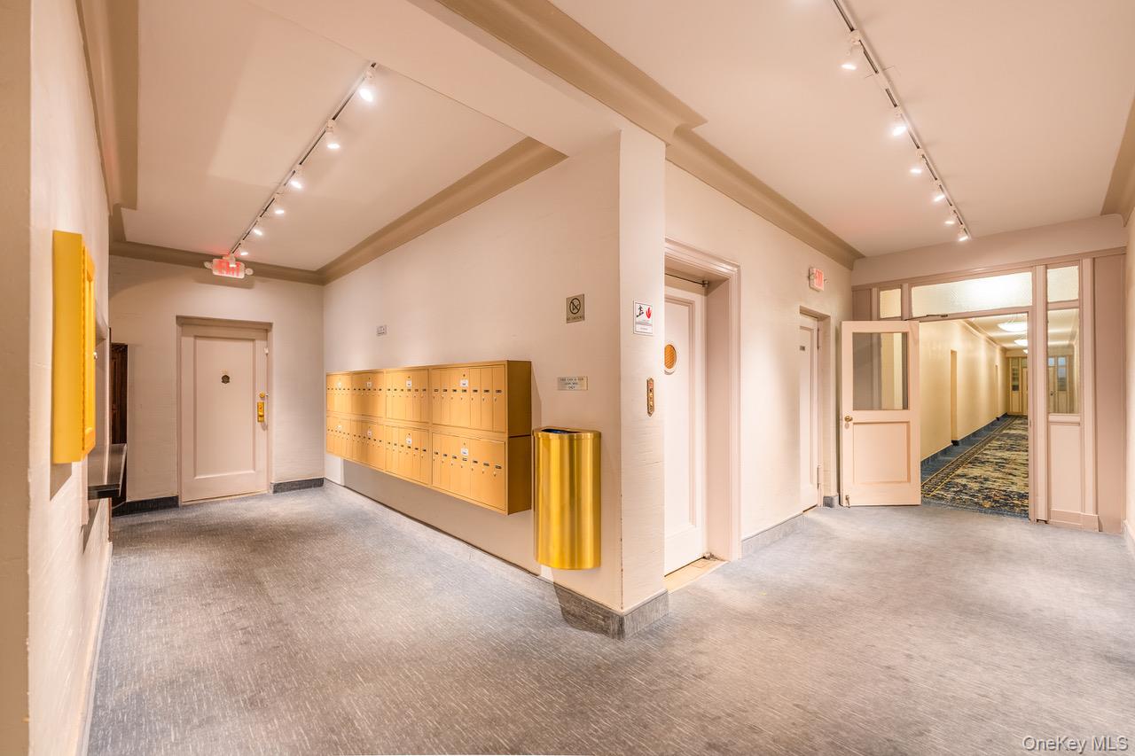 4 Maple Drive, Unit 6O Great Neck, NY 11021 - Photo 6 of 28 a view of an empty room