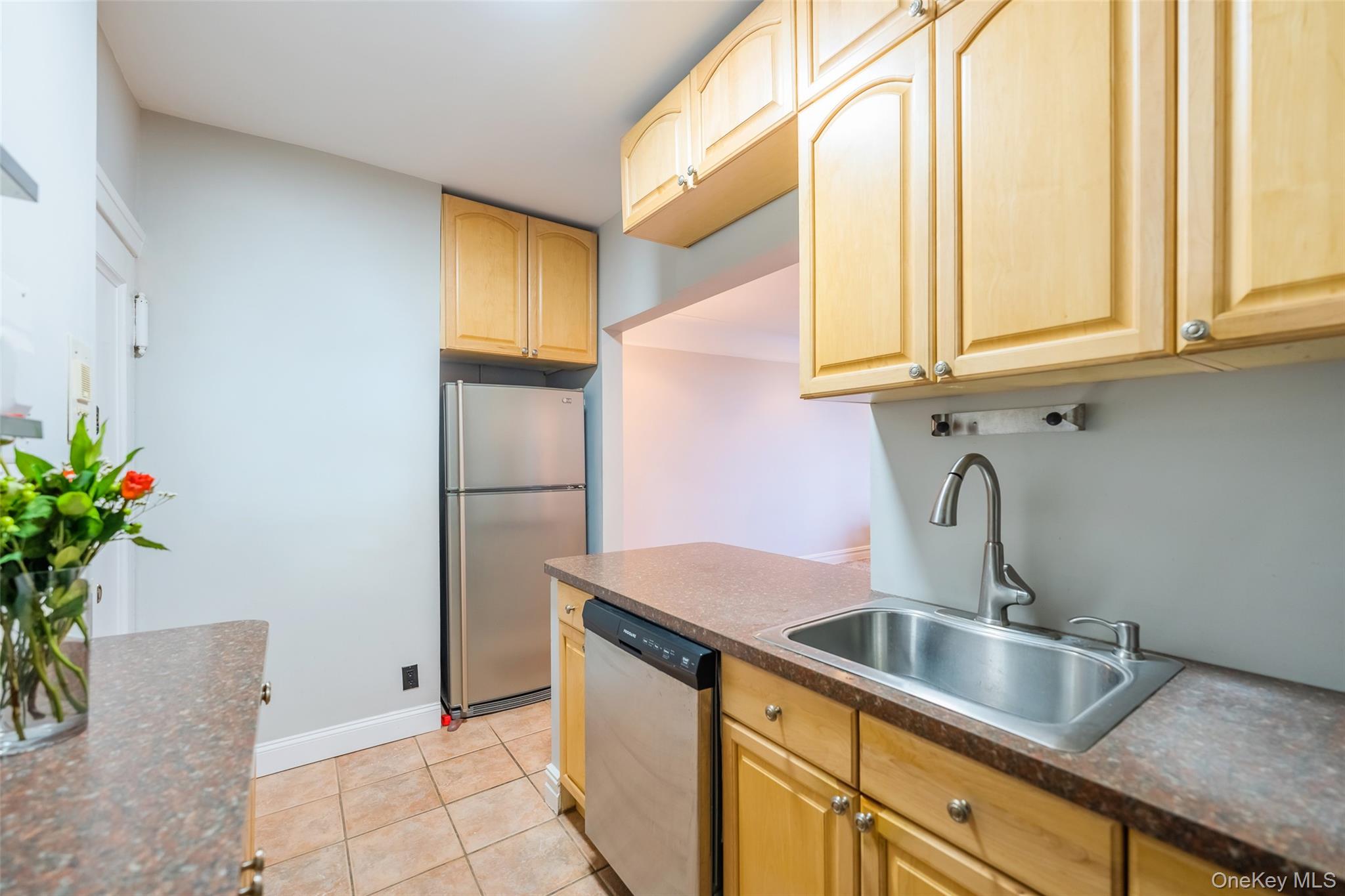 4 Maple Drive, Unit 6O Great Neck, NY 11021 - Photo 10 of 28 a kitchen with stainless steel appliances granite countertop a sink and a granite counter tops