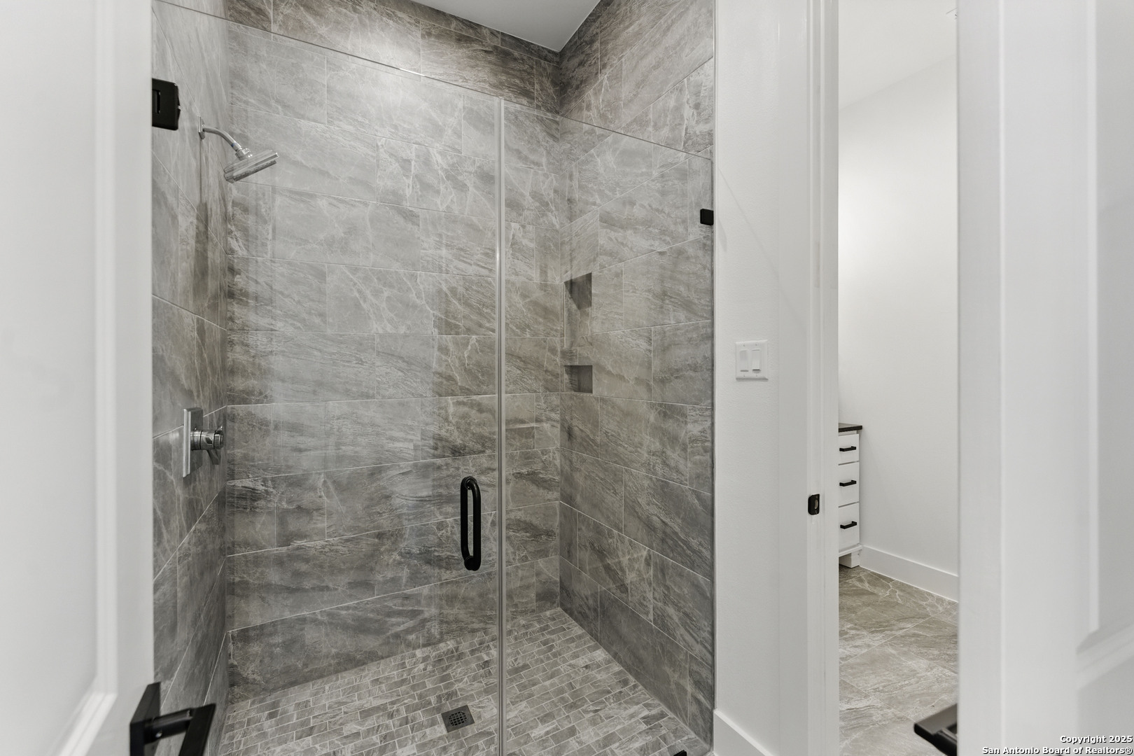 321 Bentwood Drive Spring Branch, TX 78070 - Photo 27 of 50 a bathroom with a shower