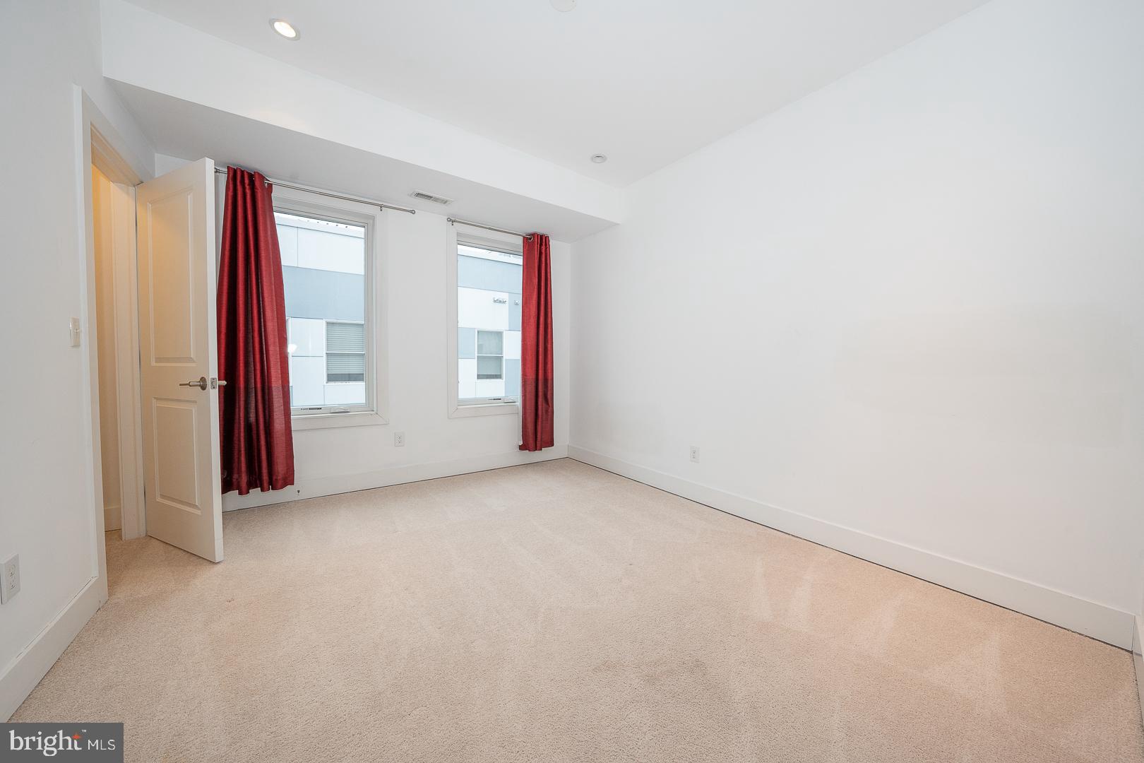 110 Naudain Street, Unit 4 Philadelphia, PA 19147 - Photo 23 of 45 an empty room with windows