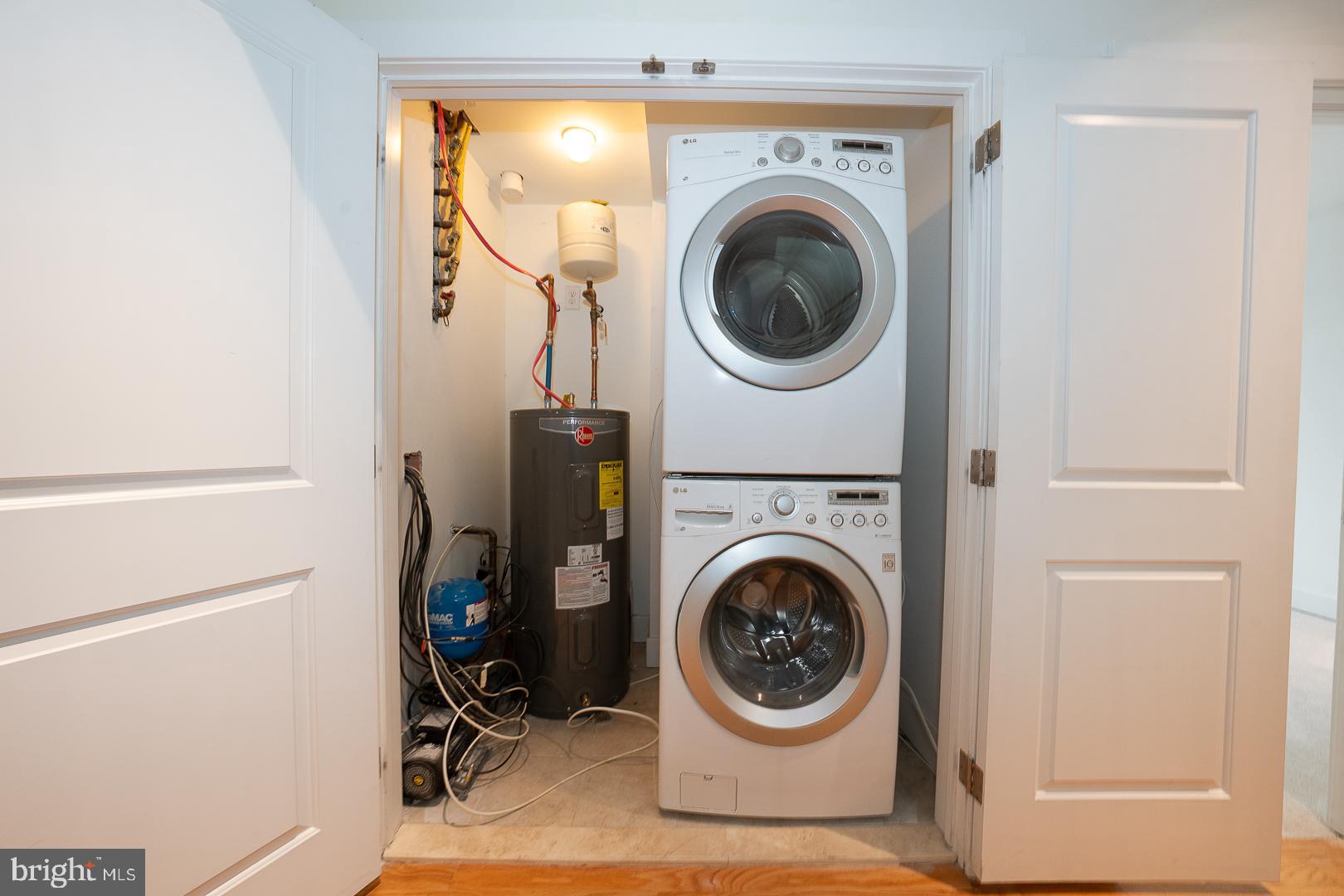 110 Naudain Street, Unit 4 Philadelphia, PA 19147 - Photo 26 of 45 a utility room with dryer and washer