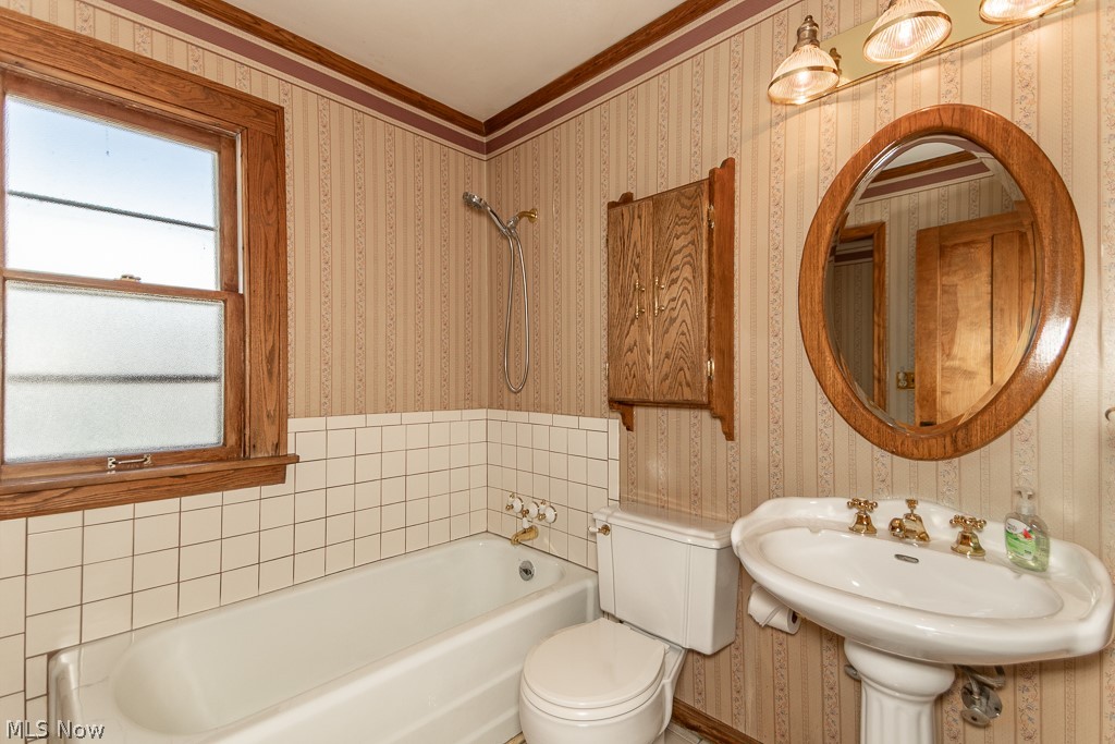 17709 Crestland Road Cleveland, OH 44119 - Photo 33 of 42 Extra long bathtub perfect for winding down a long day at work!