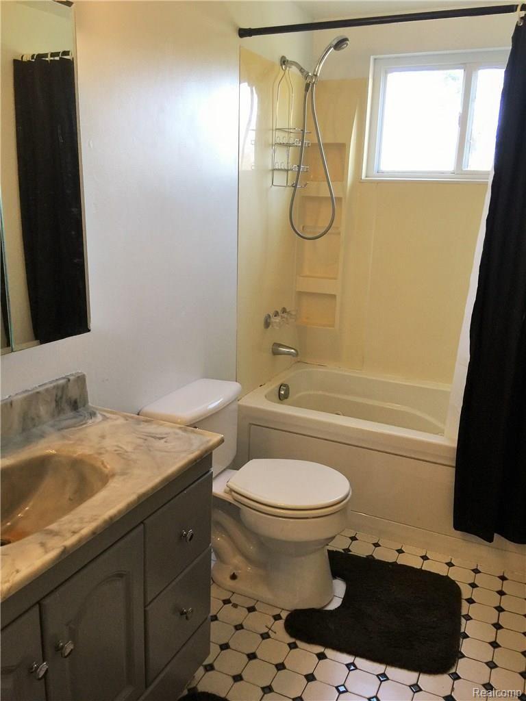 10742 South Reed Road Durand, MI 48429 - Photo 4 of 8 Bath with Jacuzzi tub and ceramic floor