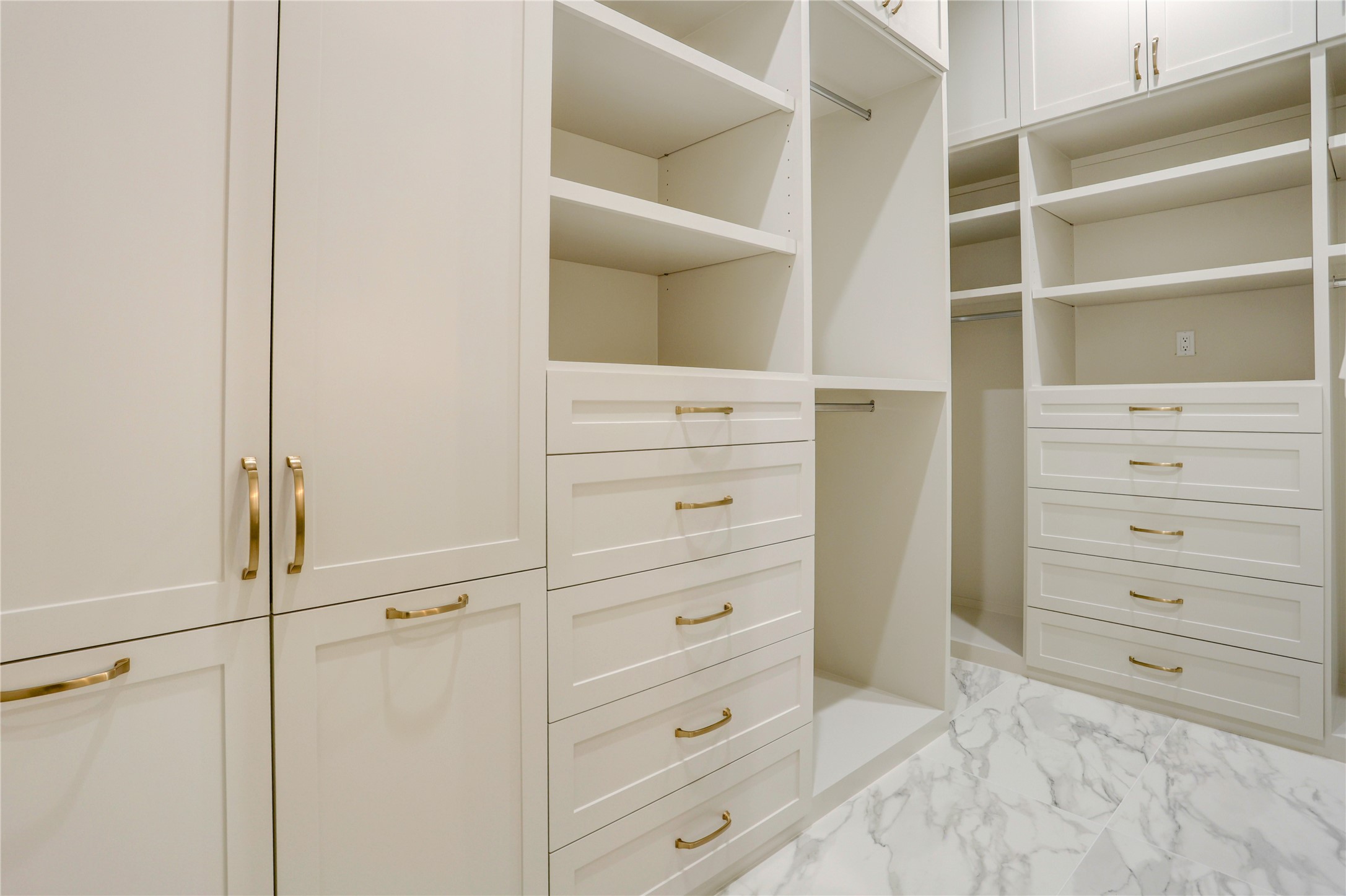 8935 Pado Street Houston, TX 77055 - Photo 26 of 50 a view of closet