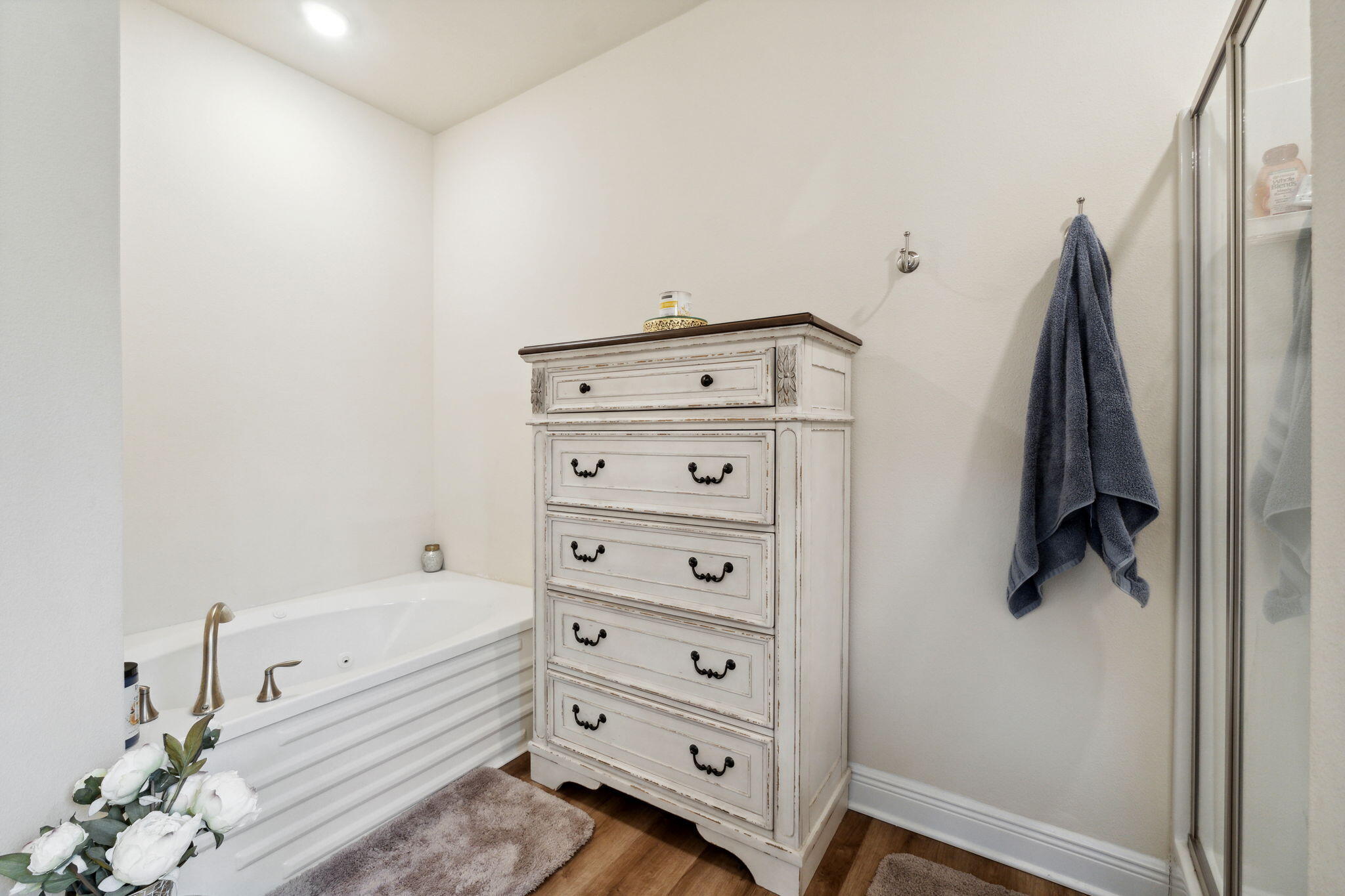 585 Riverwalk Circle Freeport, FL 32439 - Photo 27 of 36 a view of walk in closet