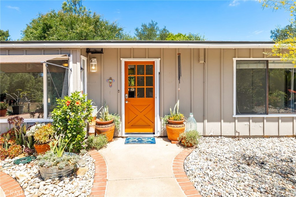 1256 East Fallbrook Street Fallbrook, CA 92028 - Photo 4 of 59 a backyard of a house with outdoor seating