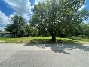 1127 West End Street Terrell, TX 75160 - Photo 7 of 11 a view of a yard with tree s
