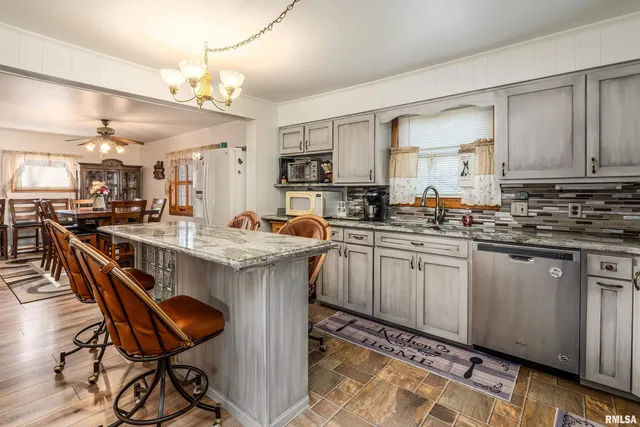 $268,000 | 2305 Weaver Road, Herrin, IL 62948