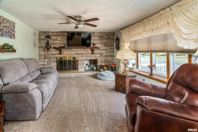 $268,000 | 2305 Weaver Road, Herrin, IL 62948