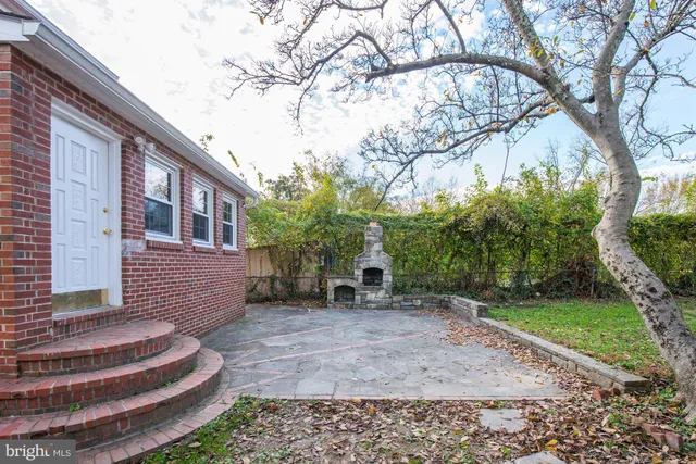 a view of a house with backyard and trees