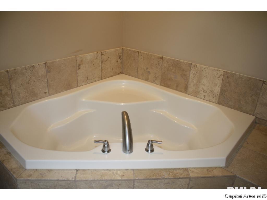8083 West Outer Road Sherman, IL 62684 - Photo 21 of 35 Gallery Image 21