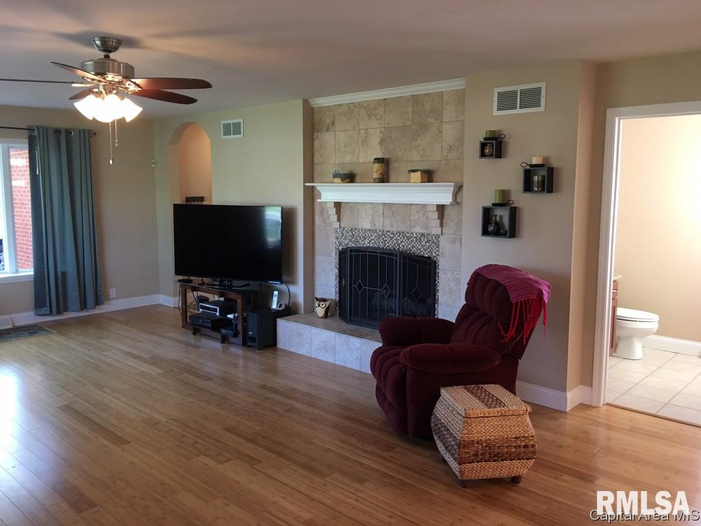 8083 West Outer Road Sherman, IL 62684 - Photo 9 of 35 Gallery Image 9