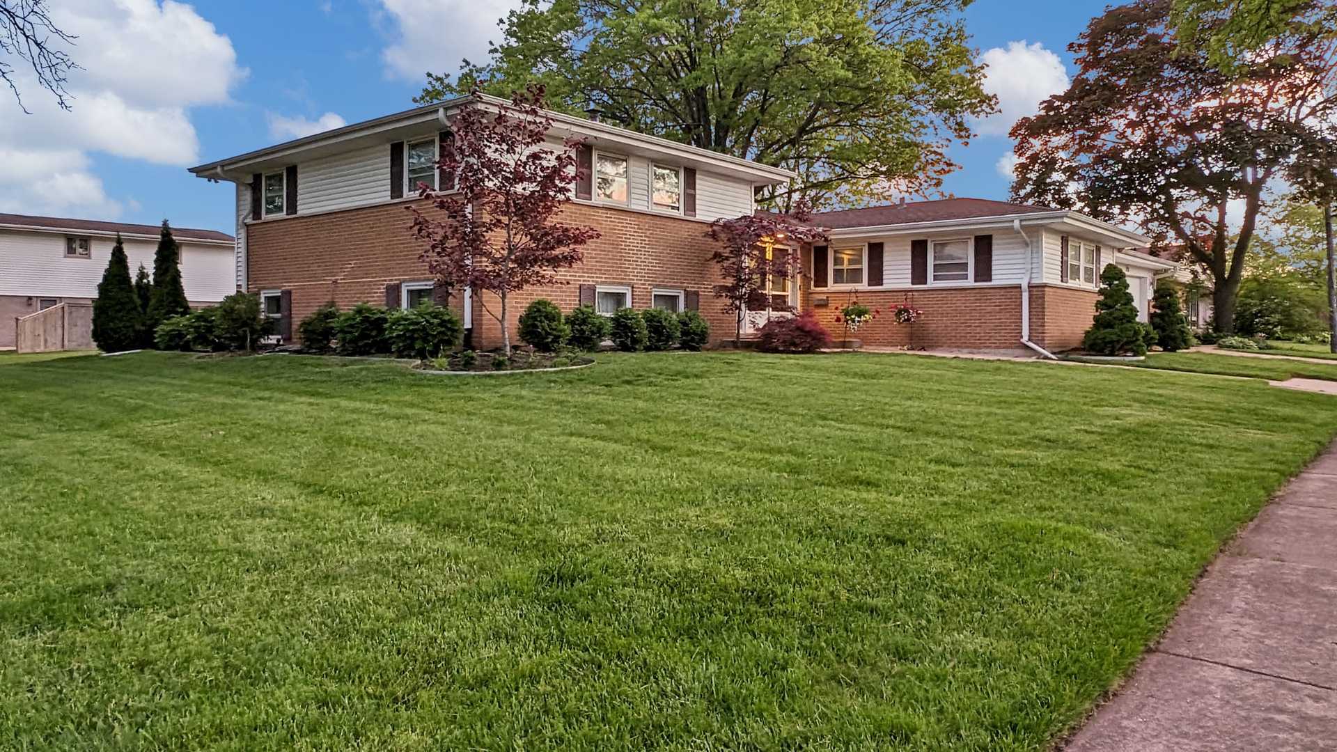 7731 Maple Street Morton Grove, IL 60053 - Photo 3 of 48
