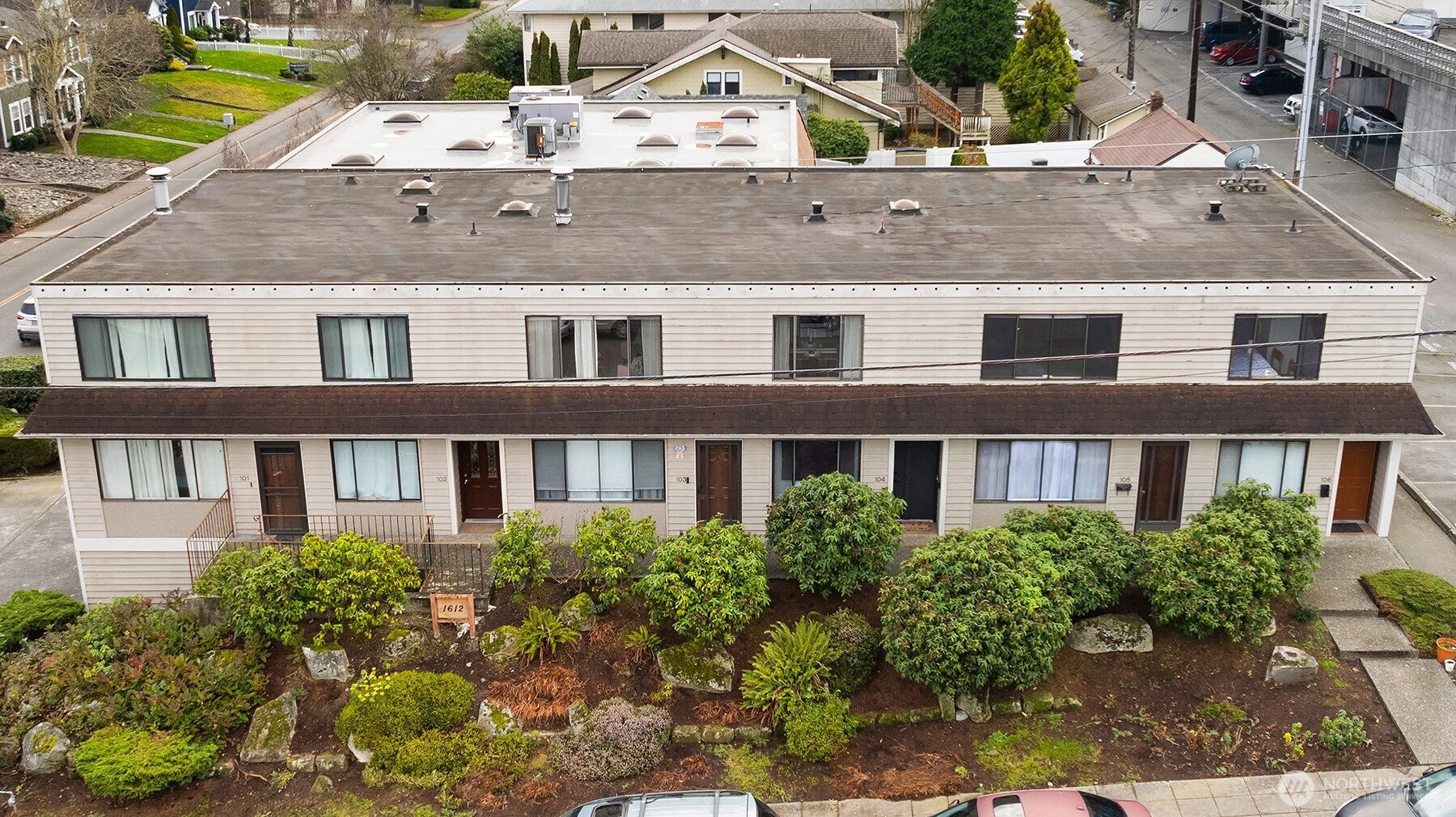a view of multiple houses with a yard