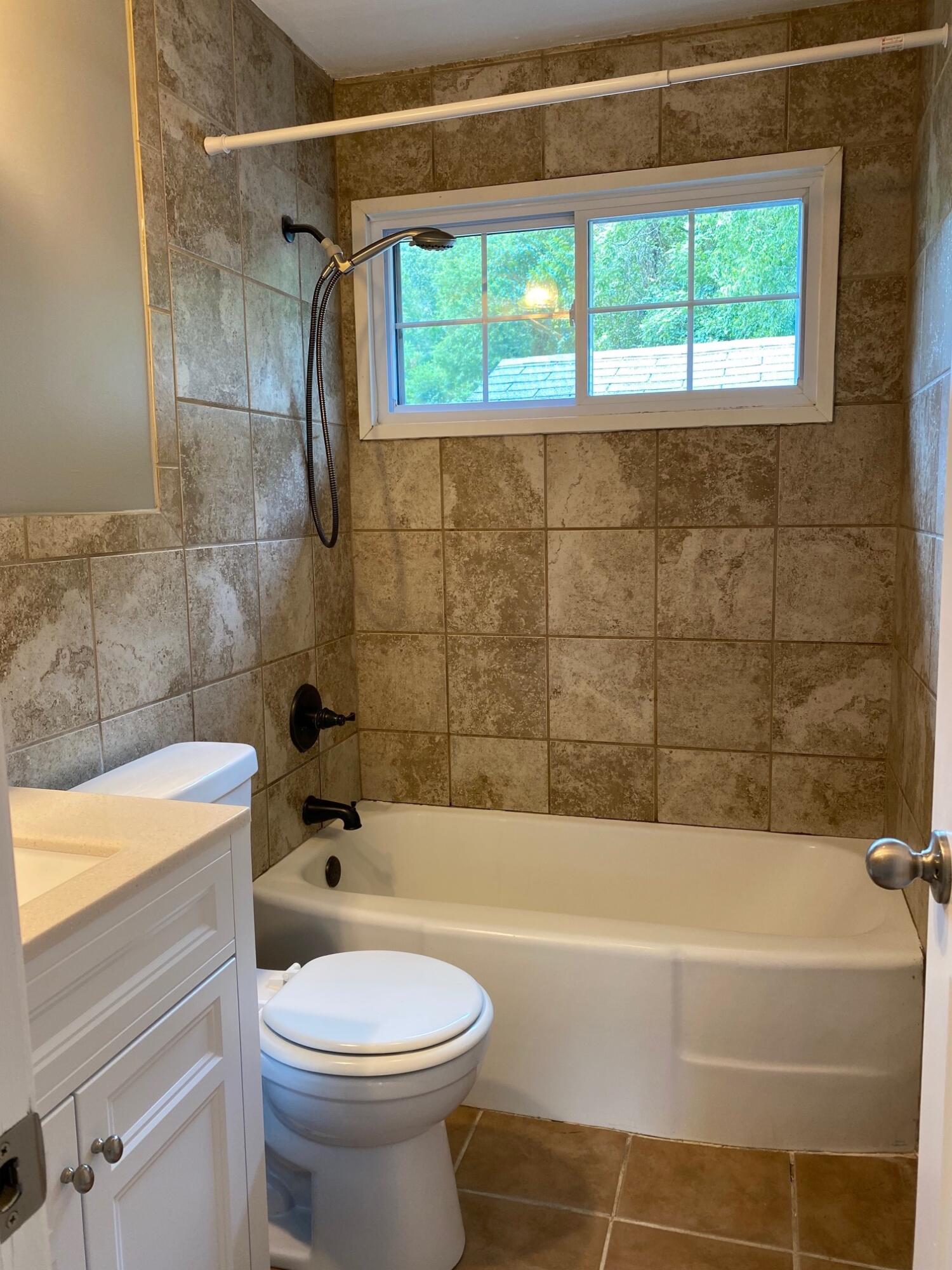 158 Athens Road Oak Ridge, TN 37830 - Photo 22 of 29 158 Bathtub