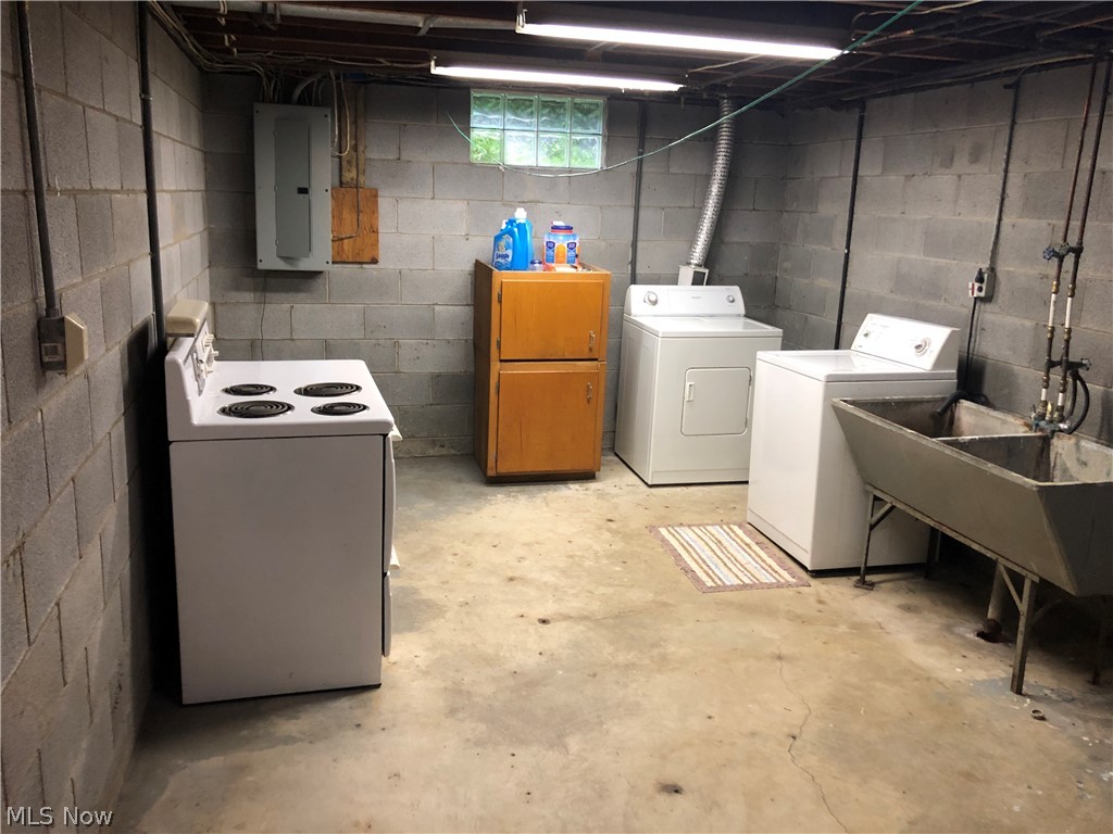 6422 South Cleveland Massillon Road Clinton, OH 44216 - Photo 21 of 25 Utility room / Washer/dryer stays and also the range.