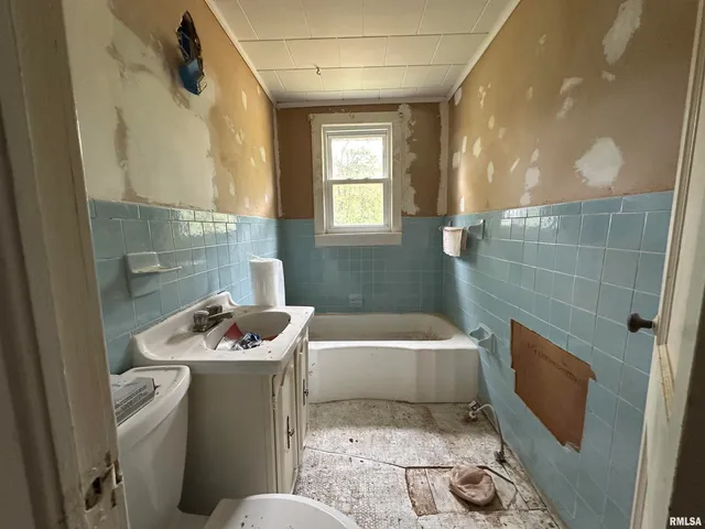 $120,000 | 605 West State Street, Buckner, IL 62819