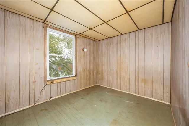 a view of empty room with large windows