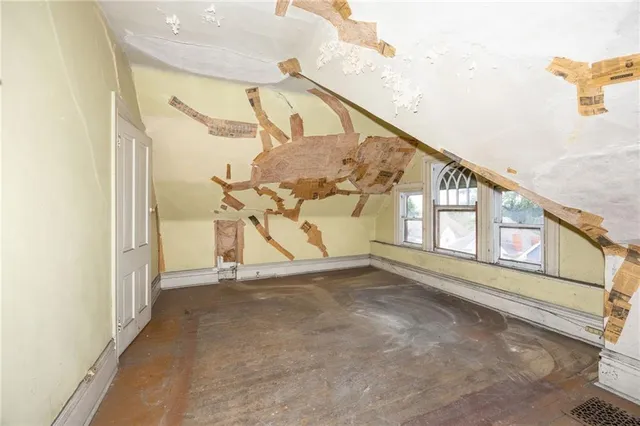 a view of entryway with a small yard