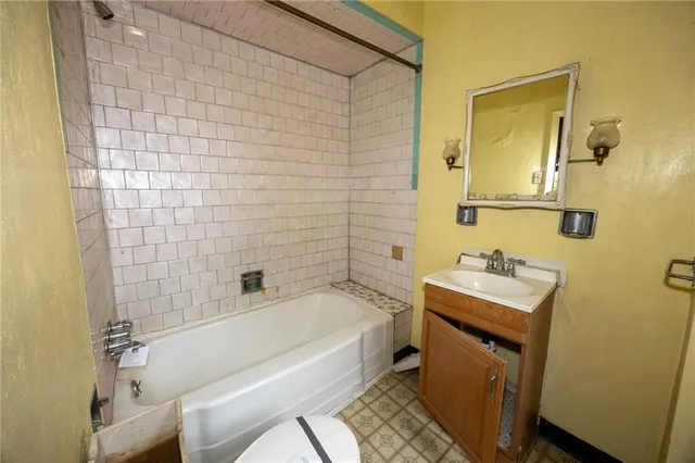 a view of entryway with a front door