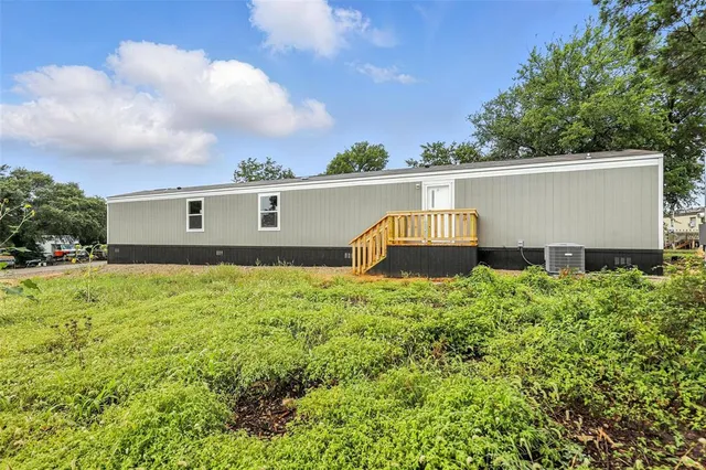 a view of a back yard