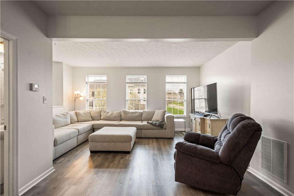 22 Truman Circle McKees Rocks, PA 15136 - Photo 4 of 32