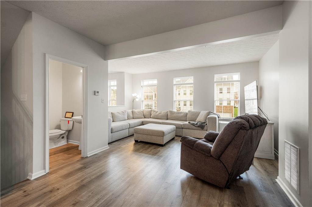 22 Truman Circle McKees Rocks, PA 15136 - Photo 6 of 32