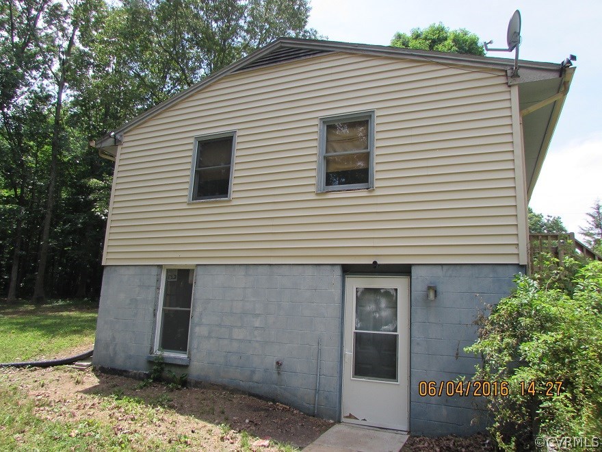 660 Cooks Road Farmville, VA 23901 - Photo 2 of 18 a view of a house and a yard