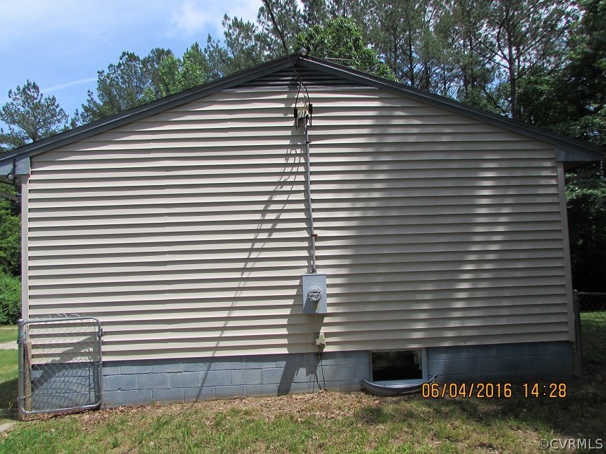 660 Cooks Road Farmville, VA 23901 - Photo 3 of 18 a front view of a house with garage