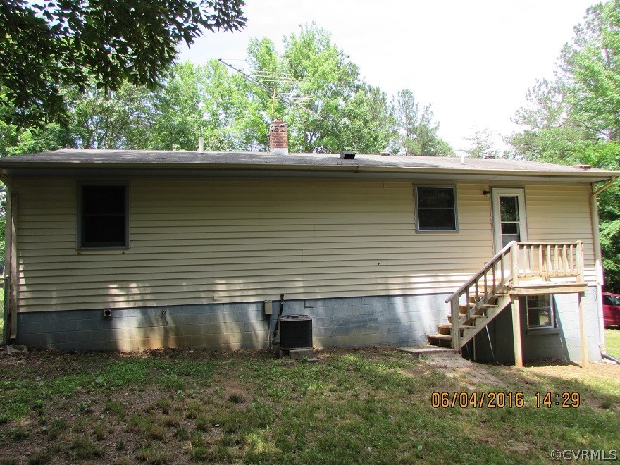 660 Cooks Road Farmville, VA 23901 - Photo 4 of 18 a view of a house with a yard