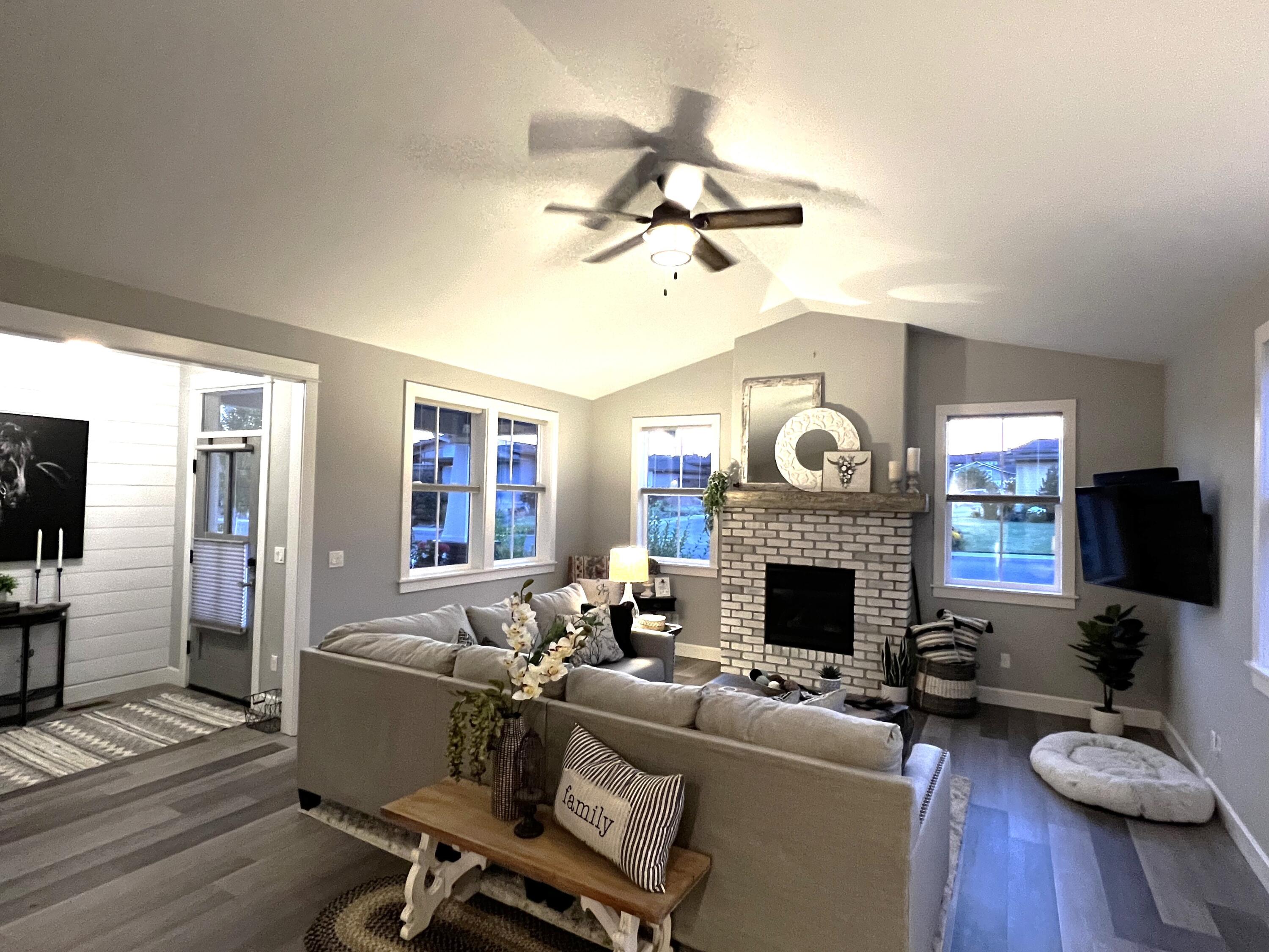 3513 Southwest 47th Street Redmond, OR 97756 - Photo 5 of 27 Living room