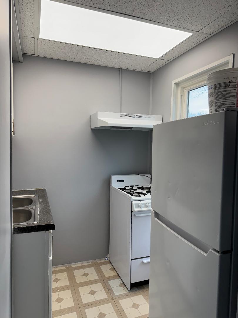 341 South Harrison Avenue Kankakee, IL 60901 - Photo 2 of 5 a utility room with dryer and washer