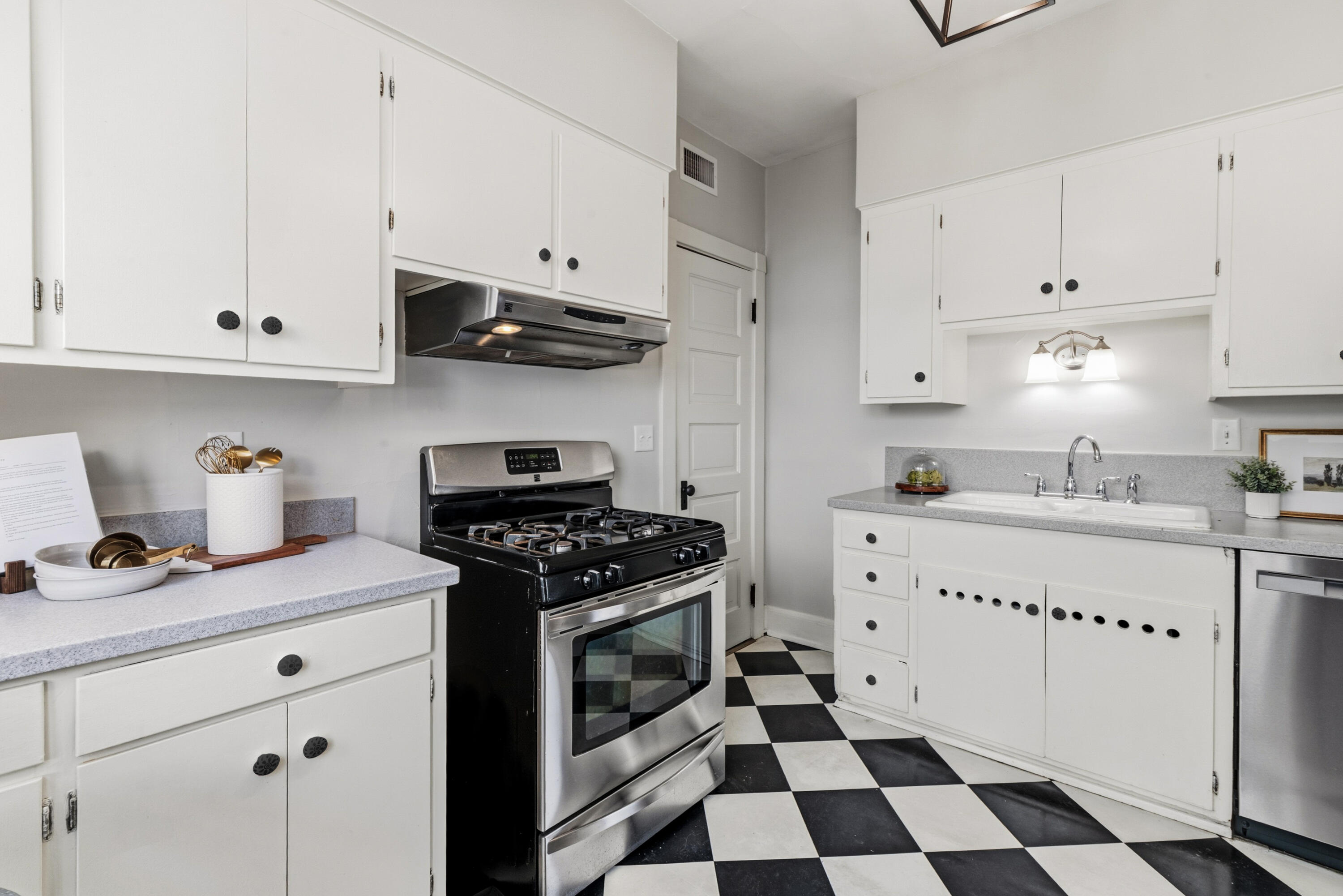 2937 North Summit Avenue Milwaukee, WI 53211 - Photo 7 of 29 Kitchen