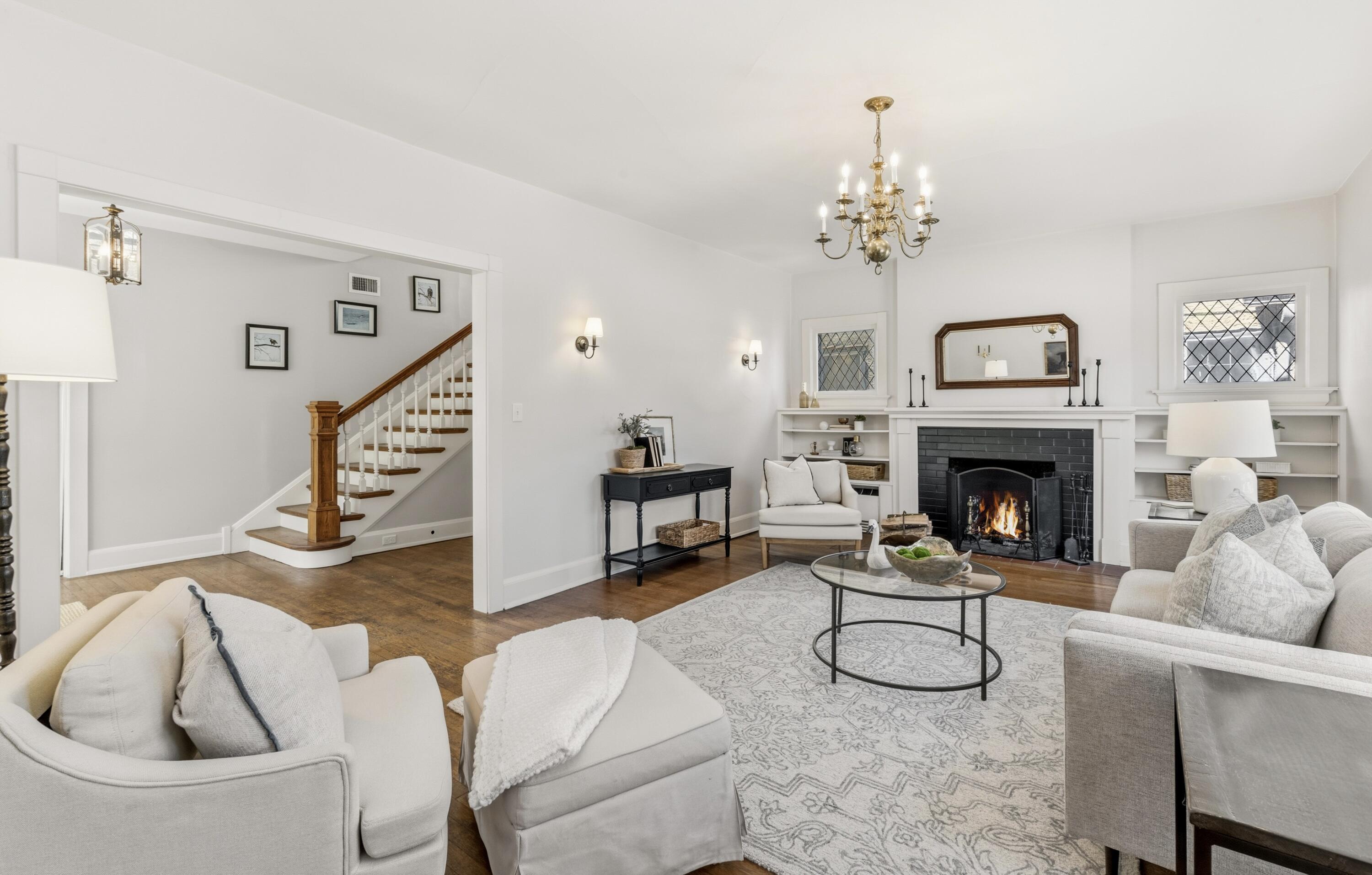 2937 North Summit Avenue Milwaukee, WI 53211 - Photo 2 of 29 Living Room