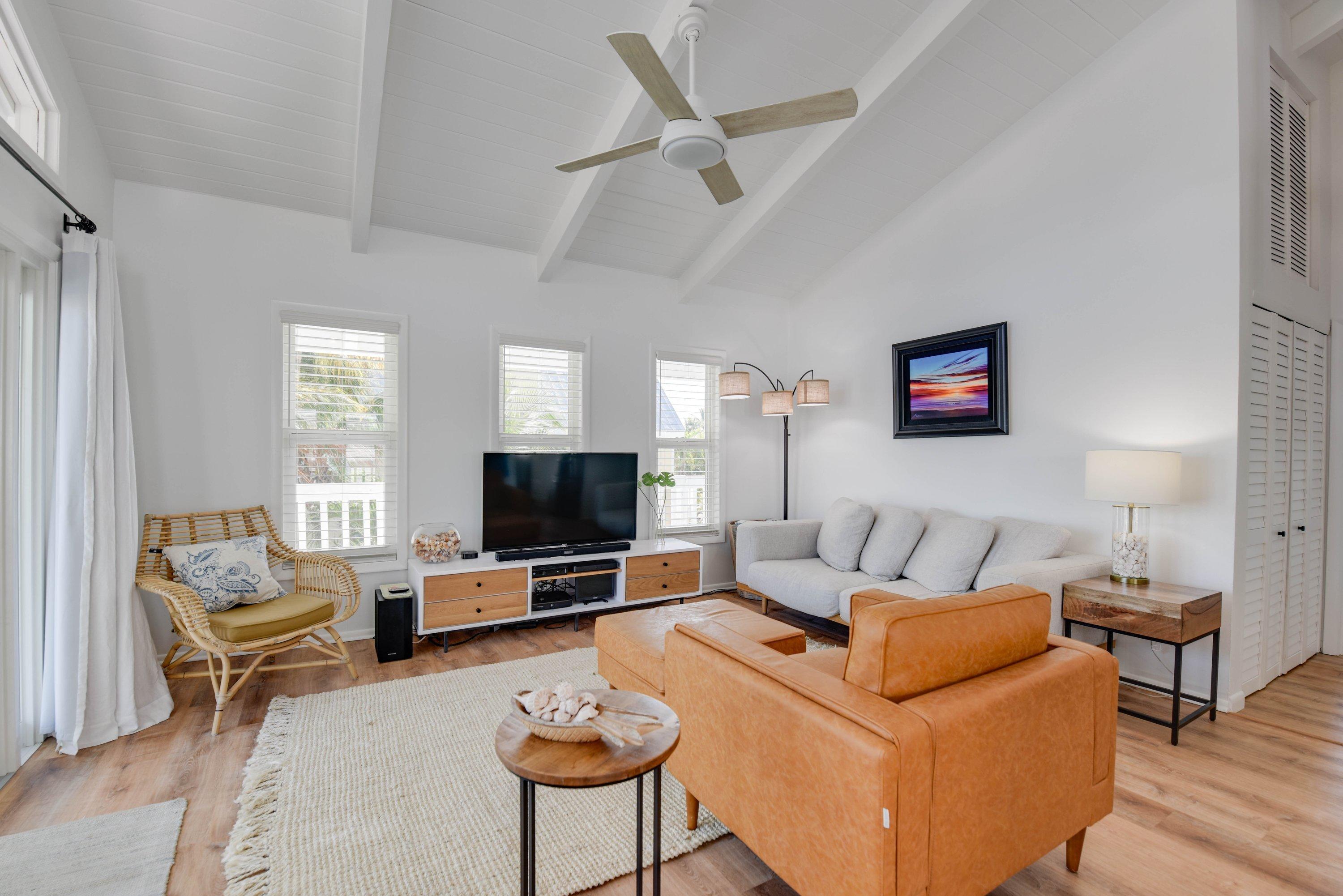 357 Blackbeard Road Summerland Key, FL 33042 - Photo 22 of 39 Living Room