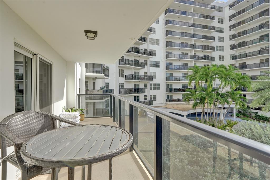 5100 Dupont Boulevard, Unit 3G Fort Lauderdale, FL 33308 - Photo 10 of 46 a kitchen with a table and chairs