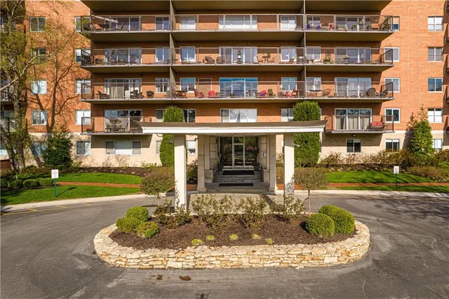 $350,000 | 4550 Warwick Boulevard, Unit 1205, Kansas City, MO 64111