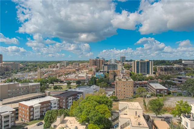 $350,000 | 4550 Warwick Boulevard, Unit 1205, Kansas City, MO 64111