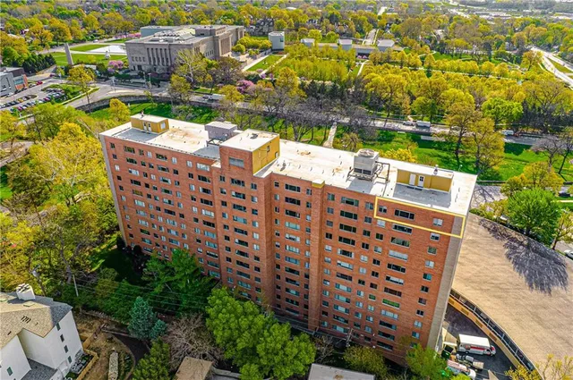 $350,000 | 4550 Warwick Boulevard, Unit 1205, Kansas City, MO 64111