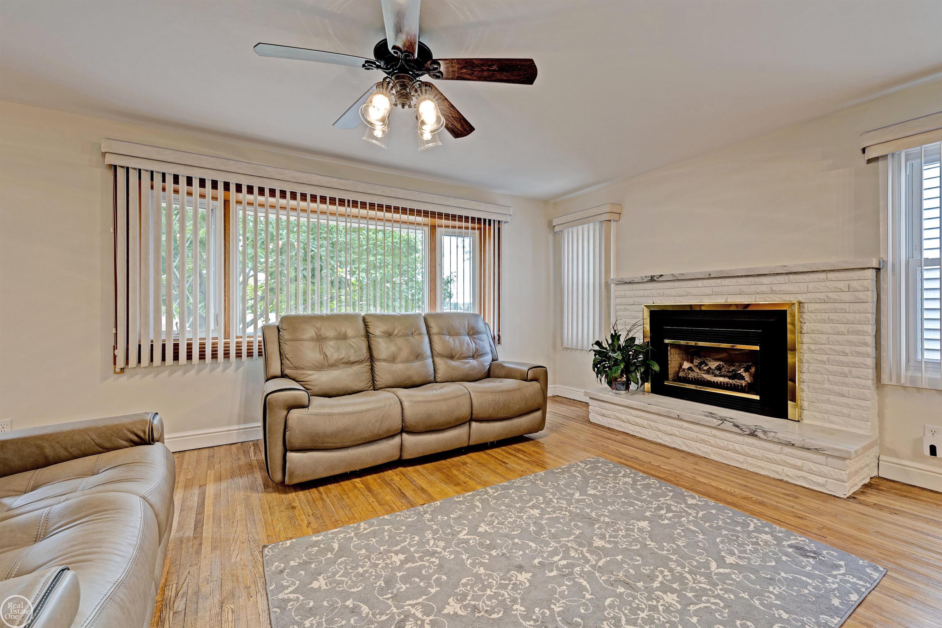 1180 West Curtis Road Saginaw, MI 48601 - Photo 11 of 71 50124551-10.JPG