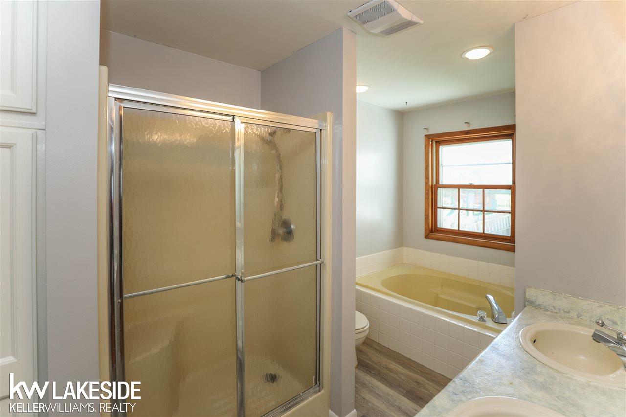 2484 Oakcrest Road Sterling Heights, MI 48310 - Photo 15 of 24 50011420-14.JPG