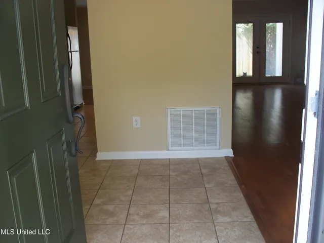 $2,000 | 527 Front Beach Drive, Ocean Springs, MS 39564