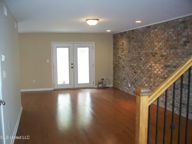 $2,000 | 527 Front Beach Drive, Ocean Springs, MS 39564