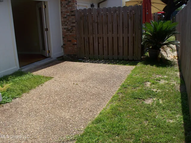 $2,000 | 527 Front Beach Drive, Ocean Springs, MS 39564