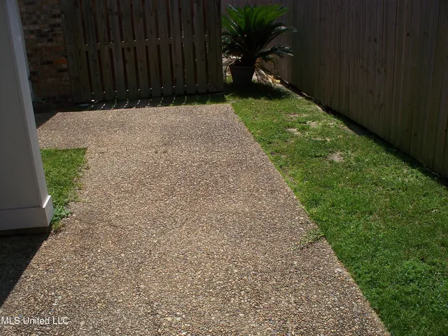 $2,000 | 527 Front Beach Drive, Ocean Springs, MS 39564