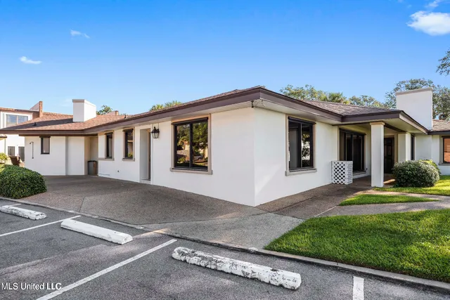 $2,000 | 527 Front Beach Drive, Ocean Springs, MS 39564